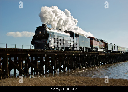 Ripristinata la RCP Royal Hudson 2860 motore di vapore attraversando a serpentina estuario del fiume convoglio ferroviario traliccio Foto Stock