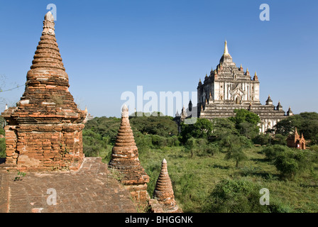 Bagan templi. Sullo sfondo la Thatbyinnyu temple. Myanmar Foto Stock
