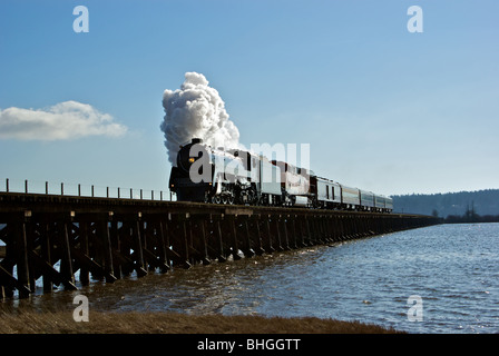 Ripristinata la RCP Royal Hudson 2860 motore di vapore attraversando a serpentina estuario del fiume convoglio ferroviario traliccio Foto Stock