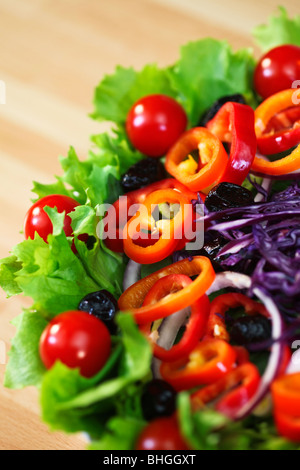 Fotografia macro di lattuga fresca pepe pomodoro oliva la cipolla rossa e insalata di cavolo Foto Stock