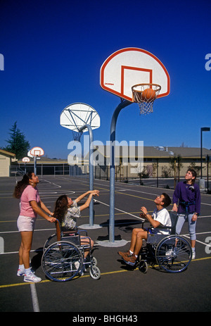 Teens ispanica, Ispanico adolescenti. studenti handicappati, studenti, giocatori di basket, schoolyard, a scuola, Novato, Marin County, California Foto Stock