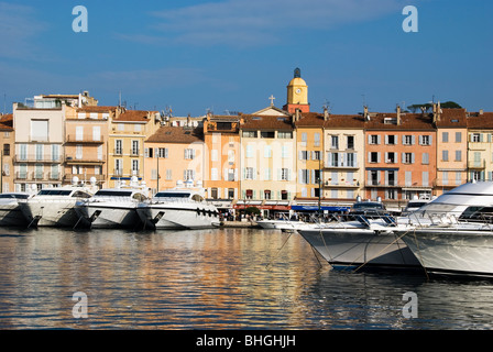 Yacht di lusso nel porto di St Tropez Foto Stock