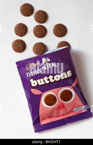 Borsa di Cadbury Dairy Milk Chocolate pulsanti aperto e fuoriuscita con contenuti sversati isolati su sfondo bianco Foto Stock