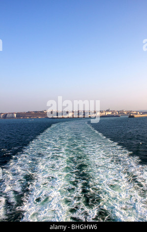 Vista dal traghetto Transmanche lasciando il Porto di Dieppe Foto Stock