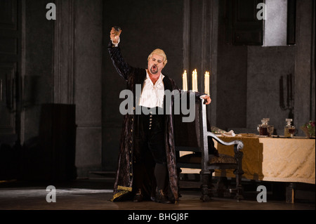 Welsh National Opera produzione di Tosca di Puccini, Scarpia - Simon Thorpe baritono Foto Stock