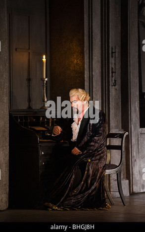 Welsh National Opera produzione di Tosca di Puccini, Scarpia - Simon Thorpe baritono Foto Stock