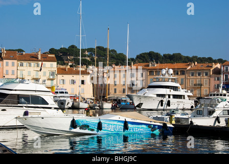 Yacht di lusso nel porto di St Tropez Foto Stock