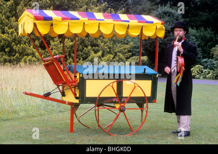 Victorian rievocazione storica, musicista itinerante intrattenitore e mostrano carro musicale di intrattenimento musicale intrattenitore Foto Stock