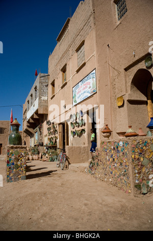 Negozio di ceramiche in Tamegroute nel deserto del Sahara in Marocco centrale Foto Stock