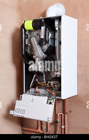 Installazione di un nuovo Vaillant ecotech 637 caldaia a condensazione. Foto Stock