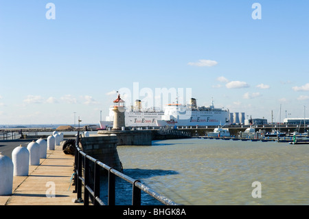 Vista del The Royal Harbour a Ramsgate Kent, Regno Unito mostra due Transeuropa ferries e il molo luce sul molo Ovest Foto Stock