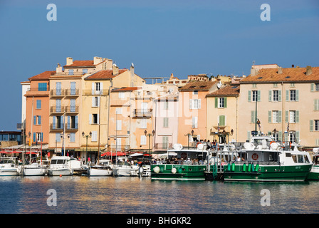 Yacht di lusso nel porto di St Tropez Foto Stock