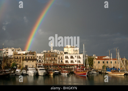 Le barche e il porto sotto il Rainbow Girne Kyrenia Cipro del Nord Foto Stock