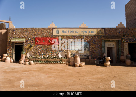 Negozio di ceramiche in Tamegroute nel deserto del Sahara in Marocco centrale Foto Stock