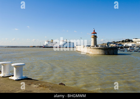 Vista del The Royal Harbour a Ramsgate Kent, Regno Unito mostra due Transeuropa ferries e il molo luce sul molo Ovest Foto Stock