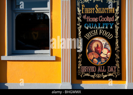 Pub anteriore, villaggio di Adare Irlanda Foto Stock