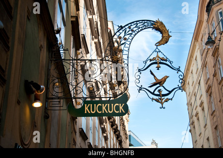 Cartello fuori la Kuckuck ristorante nel centro di Vienna Austria Foto Stock