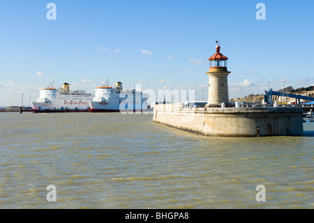 Vista del The Royal Harbour a Ramsgate Kent, Regno Unito mostra due Transeuropa ferries e il molo luce sul molo Ovest Foto Stock