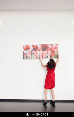 Donna di riagganciare una foto Foto Stock
