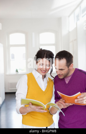 Paio di lettura di riviste Foto Stock