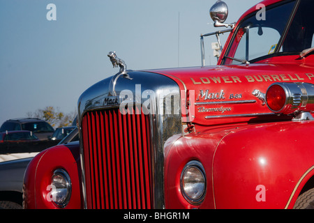 Un antico Mack camion dei pompieri. Foto Stock