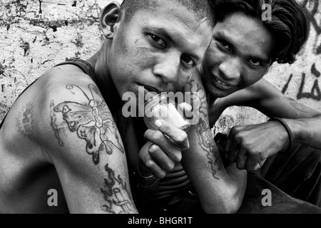 Giovani ragazzi nicaraguensi che vivono in strada e sniffare la colla scarpa, Managua, Nicaragua. Foto Stock