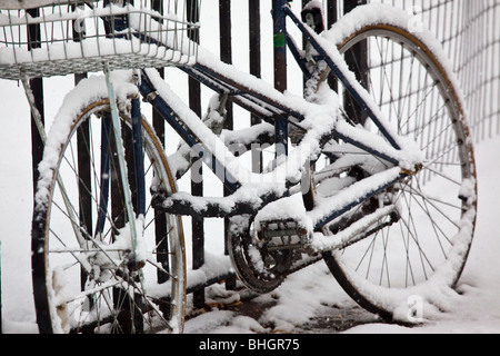 Coperta di neve in bicicletta in Battery Park, Manhattan New York City Foto Stock