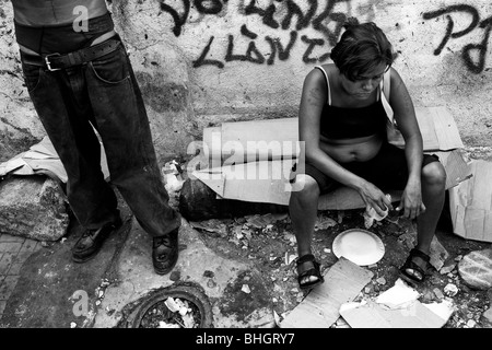 Gli adolescenti nicaraguense Sniffare colla, Managua, Nicaragua. Foto Stock