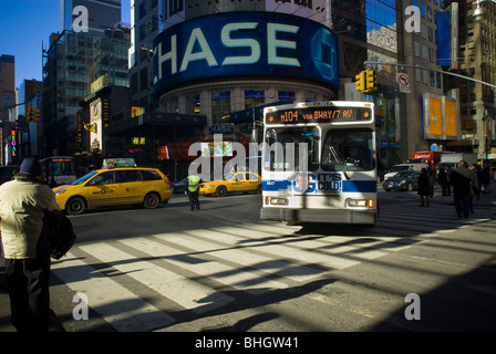 Un bus viaggia attraverso Times Square il Venerdì, 12 febbraio 2010. (© Richard B. Levine) Foto Stock
