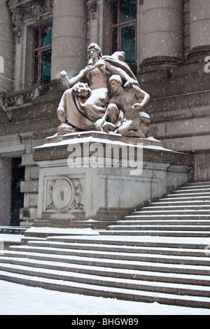 Statue in front of National Museum of the American Indian (Smithsonian Institution), NYC Foto Stock