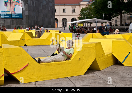 Giallo sedi nel centro di Vienna Austria Foto Stock