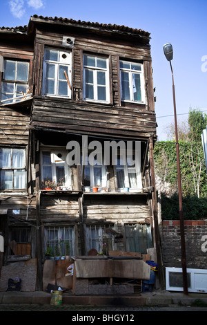 Vecchia casa in legno in una strada del Fener distretto Balat, Istanbul, Europa, Asia, Eurasia, Turchia. Foto Stock