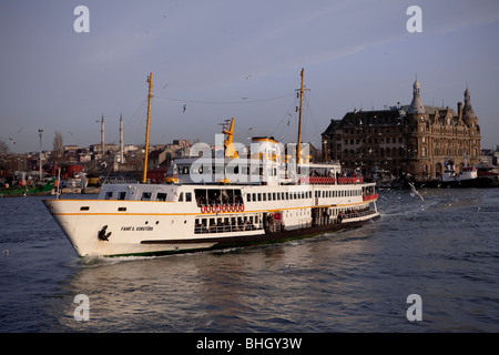 Traghetto al tramonto nella parte anteriore del terminale Haydarpaşa, Istanbul, Turchia, Europa, Asia, Eurasia. Foto Stock