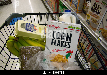 Una scatola di Kellogg's Corn Flakes è visto in un carrello in un supermercato Foto Stock