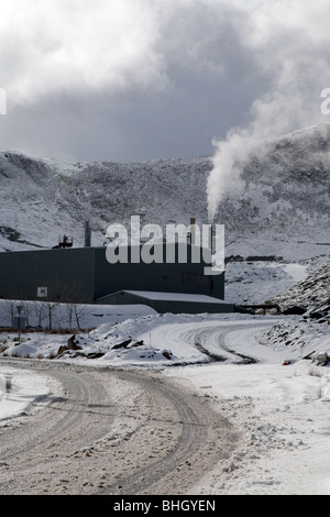 Lavoro in fabbrica ardesia sotto la neve in Gloddfa Ganol cava di ardesia appena fuori la A470 in Crimea passare a Blaenau Ffestiniog. Foto Stock