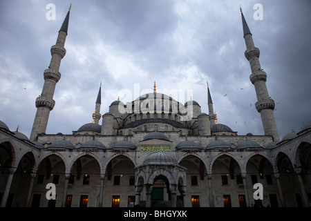 La Moschea Blu cortile, sul Bosforo di Sultanahmet, Istanbul, Turchia, il mar Mediterraneo, Eurasia, Orient Foto Stock