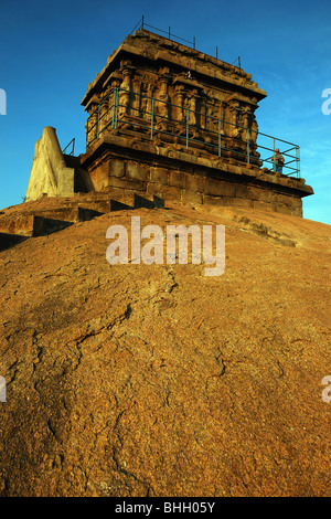 Tempio su di una piccola collina in Mahabalipuram, Chennai, India Foto Stock