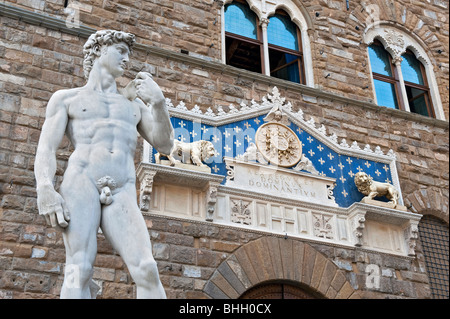 La copia del David di Michelangelo da l'ingresso di Palazzo Vecchio e Piazza della Signoria, Firenze, Italia Foto Stock