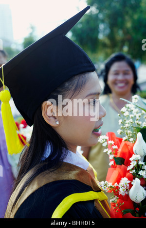 Orgogliosa madre e figlia. Madre che guarda la laurea della figlia. Thailandia, S. E. Asia. Foto Stock
