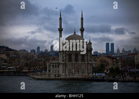 Vista dell'Ortakoy Mecidiye moschea e business torri del Bosforo, commissionato dal Sultano Abdulmecit in Istanbul Turchia Foto Stock