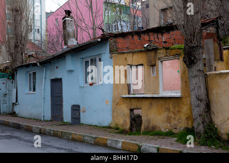 Parte anteriore case e tetti per le strade di Fener distretto Balat, Istanbul, Europa, Asia, Eurasia, Turchia. Foto Stock