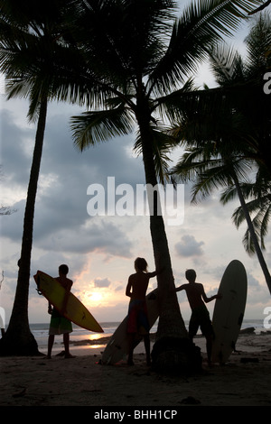 Surfisti sulla Playa Santa Teresa, Puntarenas, Costa Rica Foto Stock