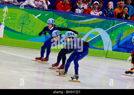 Apolo Anton Ohno (USA) medaglia d'argento, oro coreano medaglia Jung-Su Lee (posteriore) e Si-Bak Sungin finale di1500m Tr corto Foto Stock