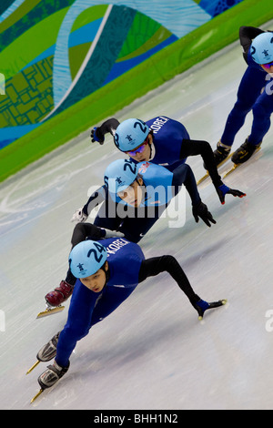 Apolo Anton Ohno (USA) medaglia d'argento, oro coreano medaglia Jung-Su Lee (posteriore) e Si-Bak Sungin finale di1500m Foto Stock