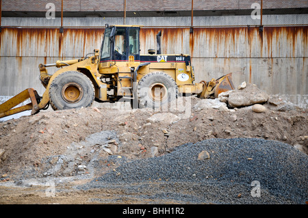 Bulldozer Caterpillar su vuoto sito in costruzione. Foto Stock