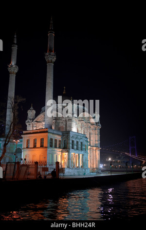 Vista dell'Ortakoy Moschea Mecidiye dal Bosforo commissionato dal Sultano Abdulmecit ad Istanbul in Turchia Foto Stock