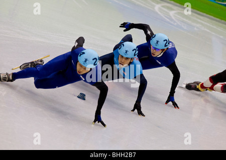 Apolo Anton Ohno (USA) medaglia d'argento, oro coreano medaglia Jung-Su Lee (posteriore) e Si-Bak Sungin finale di1500m Foto Stock