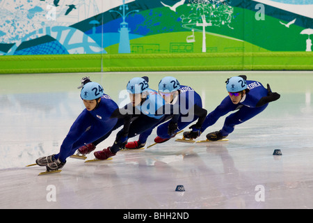 Si-Bak Sungin (KOR) portando Apolo Anton Ohno (USA) argento medaglia, Jung-Su Lee (KOR) medaglia d'oro e Ho-Suk Lee (KOR) in Foto Stock