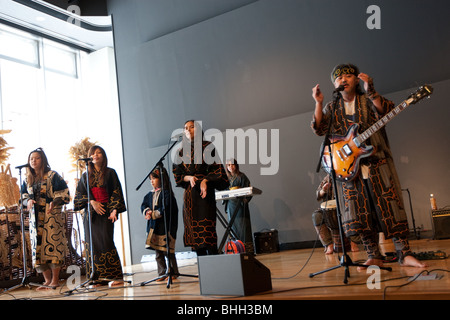 Musica e spettacolo di danza dal 'Ainu progetto d'Arte" a Sapporo Pirka Kotan, Hokkaido, Giappone. Foto Stock