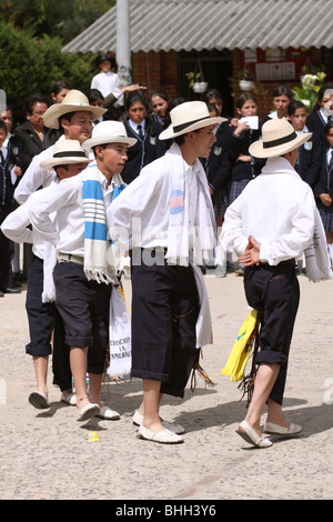 Gli studenti di una scuola rurale eseguendo danze folkloristiche nel cortile. Chiquinquirá, Colombia, Sud America Foto Stock